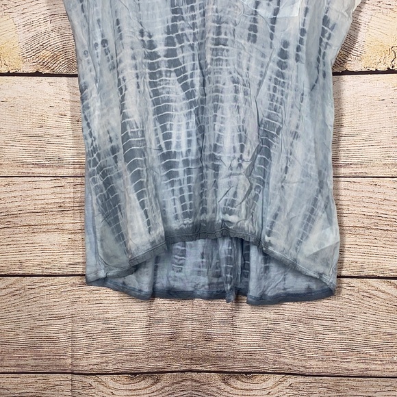 Cynthia Rowley Woman Blue Tie Dye V-Neck Short Sleeve Curved Hem Pocket T-Shirt - Picture 3 of 12